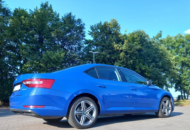 Skoda Superb cena 47900 przebieg: 298000, rok produkcji 2018 z Kutno małe 172
